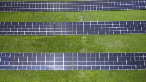 Sonnenkollektoren-Auf-Der-Grünen-Wiese,-Konzept-Für-Erneuerbare-Energien