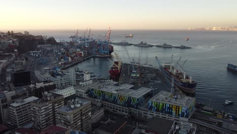 Top-Luftaufnahme-Der-Hafenstadt-Valparaiso,-Chile