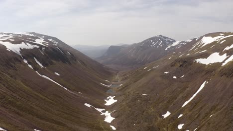 Valle-De-La-Montaña-De-Escocia-Con-Tiro-De-Empuje-De-Drones-De-Nieve