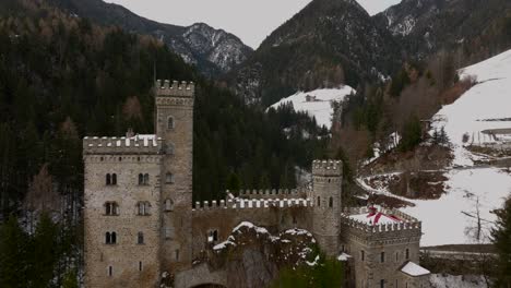 Herrlicher-Fliegenblick-Auf-Schloss-Gernestein-In-Den-Dolomiten-Im-Winter
