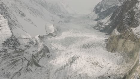 Drohnenschuss-über-Gefrorenem-Pasu-Gletscher-In-Pakistan