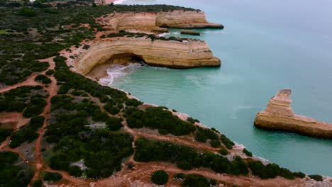 Luftaufnahmen-Vom-Aquafarbenen-Wasser-Der-Algarve-Küste