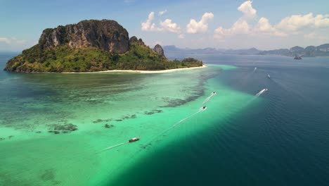 Höhenantenne-Vieler-Thailändischer-Longtail-Boote,-Die-Touristen-An-Einem-Sonnigen-Sommertag-In-Der-Andamanensee-Auf-Eine-Inseltour-Rund-Um-Die-Wunderschönen-Korallenriffe-Der-Insel-Ko-Poda-In-Krabi-Thailand-Mitnehmen