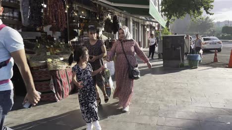 Diyarbakir,-Turquía,-Lugares-Cinematográficos---Vista-De-La-Calle---Tarde-De-Paseo-Por-La-Calle-Con-La-Familia