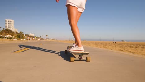 Weibliche-Füße-In-Turnschuhen,-Die-Beim-Skateboardfahren-Schieben---Niedriger-Winkel