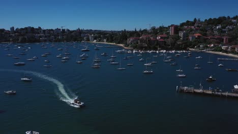 Puerto-De-Sydney-En-Un-Hermoso-Día-Soleado-Desde-La-Bahía-Doble-Con-Barcos,-Cielo-Azul-Y-Agua