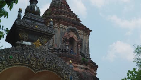 Imágenes-Religiosas-Escénicas-Del-Paisaje-Cinematográfico-De-4k-Del-Templo-Budista-De-Wat-Lok-Moli-En-El-Casco-Antiguo-De-Chiang-Mai,-Norte-De-Tailandia-En-Un-Día-Soleado