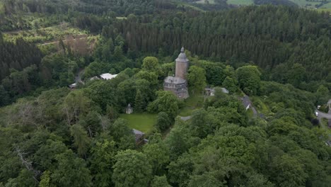Herunterkippende-Drohnenaufnahme-Von-Schloss-Wildenburg-Im-Südosten-Des-Dorfes-Friesenhagen-In-Nordrhein-Westfalen