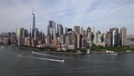 Boats-in-front-of-the-New-York-skyline,-sunny,-summer-day-in-USA---circling-Aerial