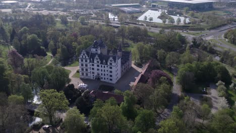 Mittlere-Luftaufnahme-Des-Schlosses-Wolfsburg-In-Deutschland
