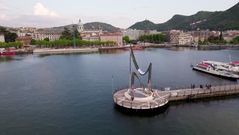 Leben-Elektrische-Skulptur-Mit-Comer-See-Stadt-In-Italien,-Antenne-Gründer