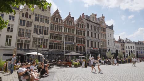 Gente-Disfrutando-De-La-Gran-Plaza-Del-Mercado-De-Antwerp-Con-El-Típico-Estilo-Arquitectónico-Flamenco-Del-Siglo-XVI---Bélgica