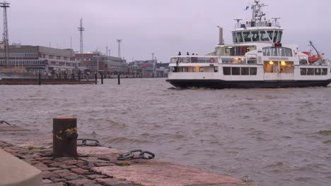Ferry-Turístico-Regresa-Al-Puerto-De-Helsinki-Desde-La-Histórica-Suomenlinna