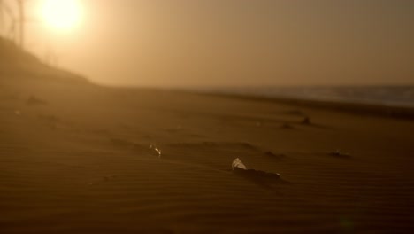 Sand,-Der-Während-Der-Sonnenuntergangszeit-Durch-Den-Starken-Wind-Am-Strand-Weht