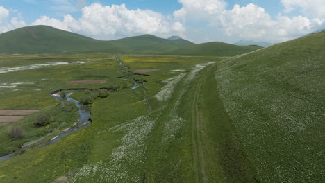 Malerischer-Blick-Auf-Die-Natur-Mit-Flusslauf,-Hügeln-Und-Bergen-Im-Von-Ktsia-Tabatskuri-Verwalteten-Reservat,-Georgia