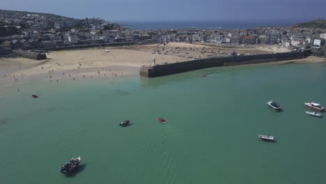 Shallow-St-Ives-harbour-at-low-tide-becomes-a-big-sand-beach,-UK