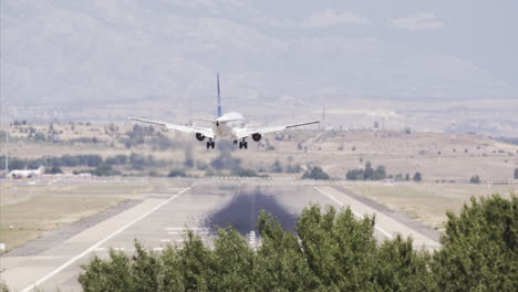Avión-Aterrizando-Con-Viento-Cruzado-En-El-Aeropuerto-Internacional-De-Madrid-Barajas-En-Un-Caluroso-Día-De-Verano