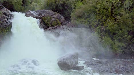 Vista-Panorámica-De-La-Cascada-Del-Río-Chaicas-En-El-Parque-Nacional-Alerce-Andino,-Sur-De-Chile