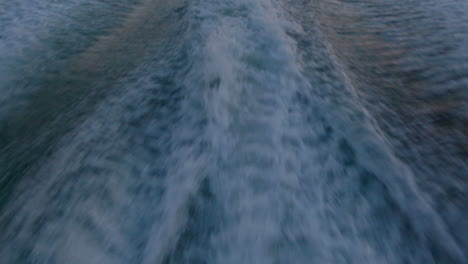 Wasserspray-Vom-Kielwasser-Eines-Kleinen-Motorbootes-Bei-Sonnenuntergang