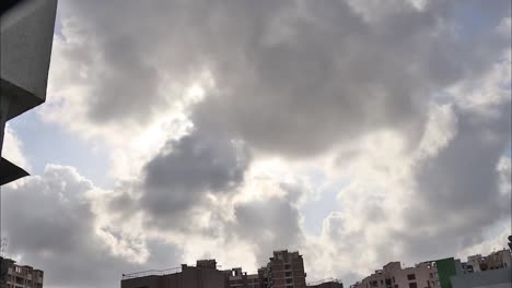Es-War-Ein-Zu-Heißer-Und-Sonniger-Tag,-Aber-Wolken-Flogen-Mit-Unterschiedlichen-Mustern-Vorbei