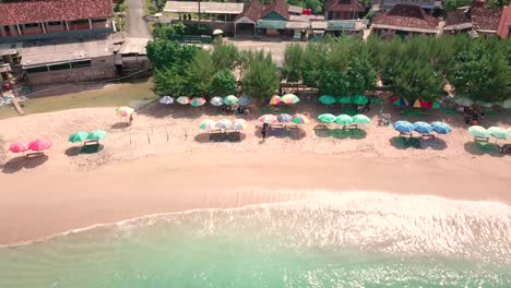 Tropischer-Strand-Mit-Weißem-Sand-Und-Bäumen-In-Siung-Beach,-Yogyakarta,-Indonesien