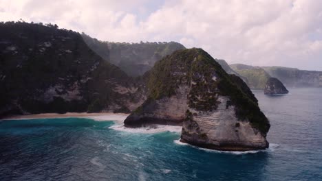 Famous-Kelingking-Beach-and-dramatic-seaside-cliffs,-Nusa-Penida