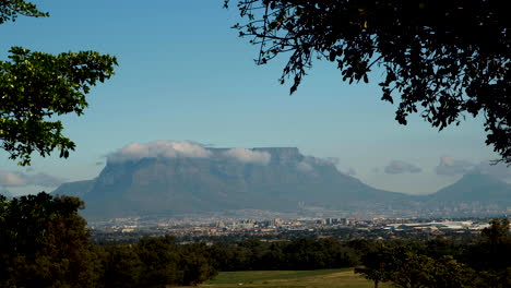 Iconic-Table-Mountain-towering-over-the-Mother-City,-Cape-Town
