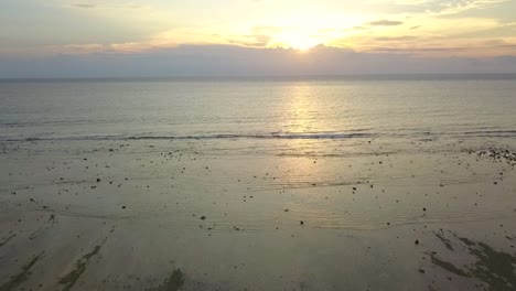 Ruhiges-Verträumtes-Meer-Während-Des-Goldenen-Sonnenuntergangs-Schöner-Luftbildflug-Fliegen-Rückwärts-Drohnenaufnahmen-Am-Gili-T-Beach-Indonesien-Im-Sommer-2017