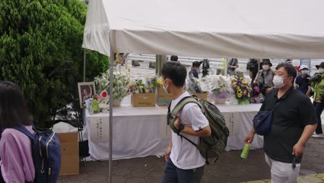 Shinzo-Abe-Asesinado-En-Nara-Japón,-Flores-Conmemorativas-En-El-Lugar-De-La-Muerte