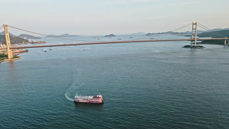 Traditionelles-Touristenschiff-In-Der-Nähe-Der-Ting-Kau-Brücke-In-Tsuen-Wan,-Hongkong