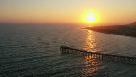 Hinreißender-Sonnenuntergang-über-Dem-Pazifischen-Ozean-Mit-Holzsteg-An-Der-Küste-Von-Kalifornien,-Usa