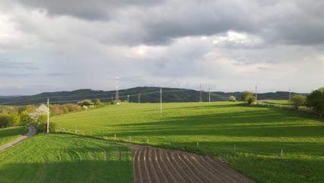 Malerisches-Feld-Und-Wiese-In-Tschechien-In-Der-Nähe-Des-Malerischen-Dorfes