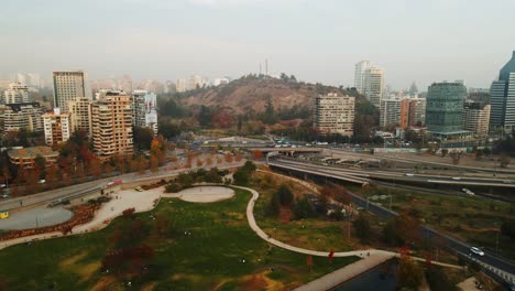 Luftbild-Von-San-Luis-Hill-In-Der-Chilenischen-Stadt-Santiago-Mit-Tagesverkehr-Auf-Der-Straße