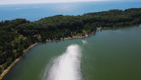 Subiendo-Y-Panoramizando-Para-Mostrar-El-Lago-Michigan-Sobre-El-Lago-En-El-Puerto-De-Dunas