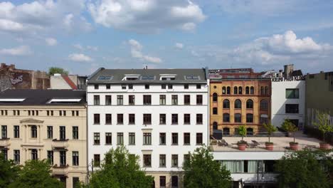 Großes-Weißes-Mehrfamilienhaus-Mit-Riesiger-Dachterrasse-Mit-Bäumen