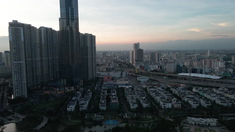 Luftaufnahme-Von-Ho-Chi-Minh-City-Vietnam-Nach-Sonnenuntergang,-Moderne-Gebäude-Und-Verkehr-In-Der-Dämmerung,-Drohnenaufnahme