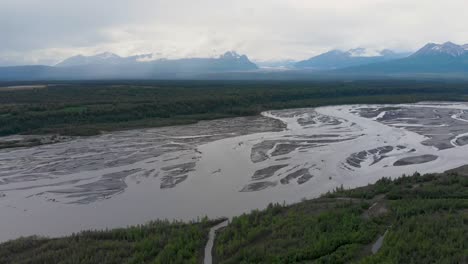 4K-Drohnenvideo-Des-Flusses-Chulitna-Und-Des-Lästigen-Baches-In-Der-Nähe-Des-Denali-State-Park-In-Alaska