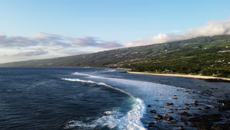Drohnenaufnahmen-Von-Wellen-Am-Strand-Der-Insel-La-Réunion-Während-Des-Sonnenuntergangs