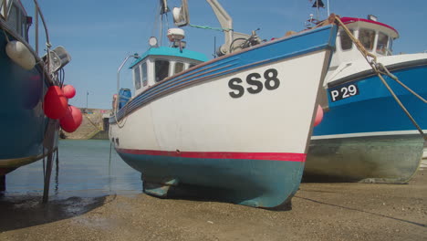 Fischerboote-Im-Trockendock-An-Einem-Sonnigen-Tag-Im-Hafen-Von-Newquay,-Cornwall,-England,-Großbritannien