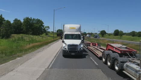 Autobahnfahrt-In-Der-Nähe-Von-New-Lenox-Illinois-Frontansicht-Eines-Lkw-I80-Nach-Osten-Langsam-Fließender-Verkehr