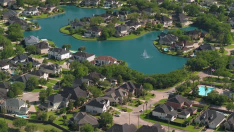 Establishing-shot-of-affluent-homes-in-Houston