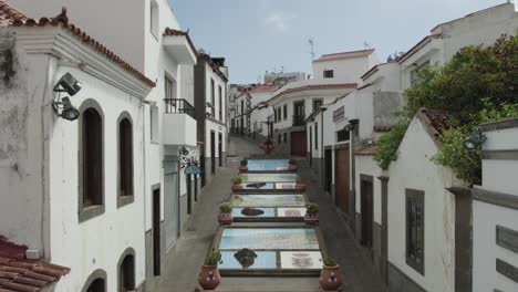 Aerial-pullback,-Paseo-de-Canarias,-Tiled-murals-Street-in-Firgas,-Gran-Canaria-Island