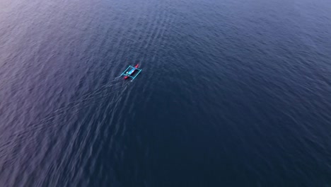 Lila-Sonnenuntergang-Ruhiges-Meer-Fischerboot-Antenne-Drohne-Push-in-Nach-Unten-Kippen