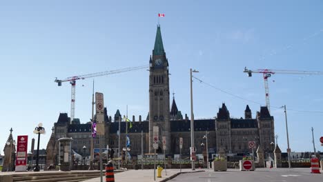 Parliament-of-Canada-seen-from-Metcalfe-Street-with-concrete-blocks-in-preparation-for-Canada-Day-on-a-sunny-summer-day-in-Ottawa,-Canada