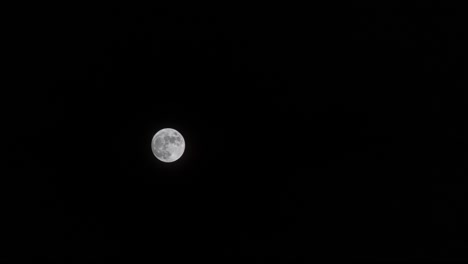 Timelapse-of-a-full-moon-with-no-clouds-4K
