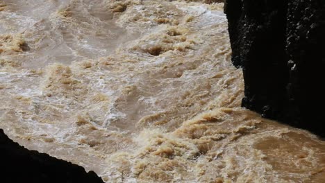 Aufnahmen-Von-Fließendem-Wasser-Des-Flusses