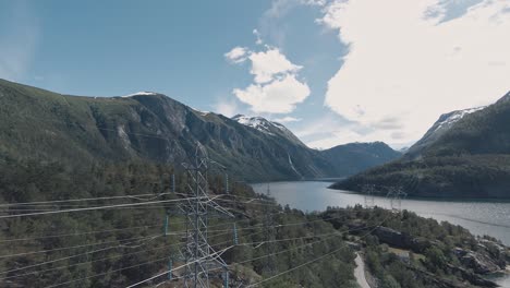 Peligrosas-Líneas-Eléctricas-De-Alto-Voltaje-En-Tafjord,-Noruega
