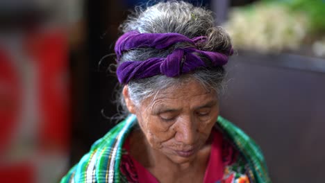 Seniorin-Der-Maya-Auf-Dem-Markt-Von-Antigua,-Guatemala