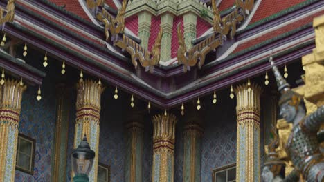 Imágenes-Religiosas-De-Viajes-Cinematográficos-De-4k-Del-Templo-Del-Buda-Esmeralda-Wat-Phra-Kaew-En-Bangkok,-Tailandia-En-Un-Día-Soleado