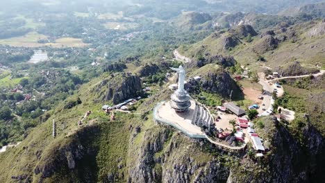 Imágenes-De-Drones-De-La-Estatua-De-Jesucristo-En-Tana-Toraja,-Sulawesi,-Indonesia